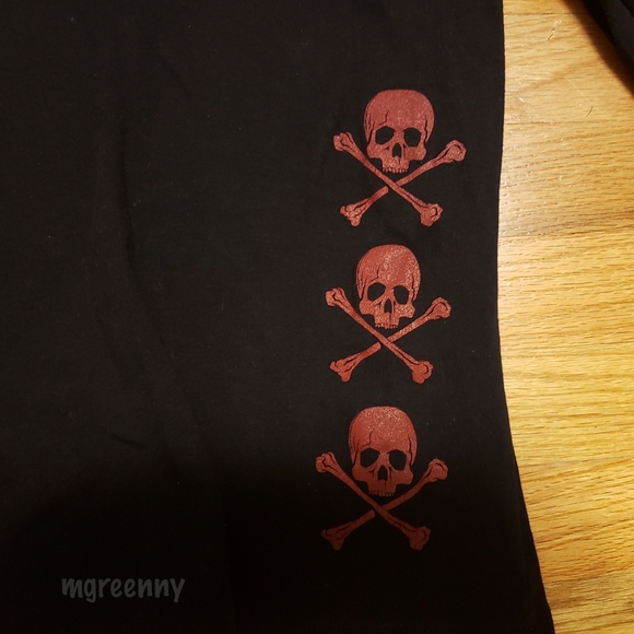 TOM Apparel black top with red skulls - Picture 2 of 4
